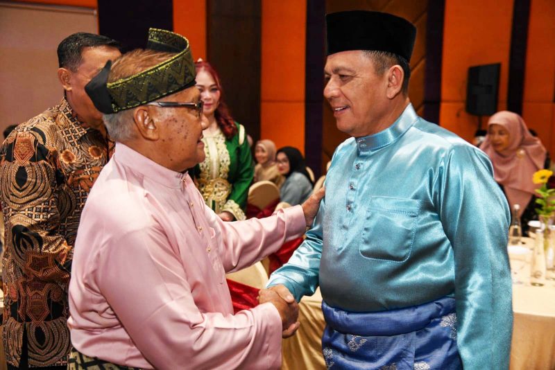 Masyarakat Kepulauan Riau di Jawa Timur menjadi perantauan pertama yang dikunjungi Gubernur Ansar Ahmad dalam rangka Halalbihalal Idul Fitri 1445 H. Halalbihalal dikemas dalam silaturahmi yang digelar di Hotel Mercure Grand Mirama, Surabaya, Jumat (26/4/2024) malam. Foto: Diskominfo Kepri