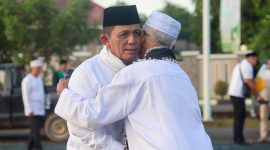 Gubernur Kepulauan Riau H. Ansar Ahmad menjadi khatib shalat Idul Fitri 1 Syawal 1445 Hijriyah/ 10 April 2024 Masehi di Pelataran Kantor Bupati Lingga di Daik, Rabu (10/4/2024). Foto: Diskominfo Kepri