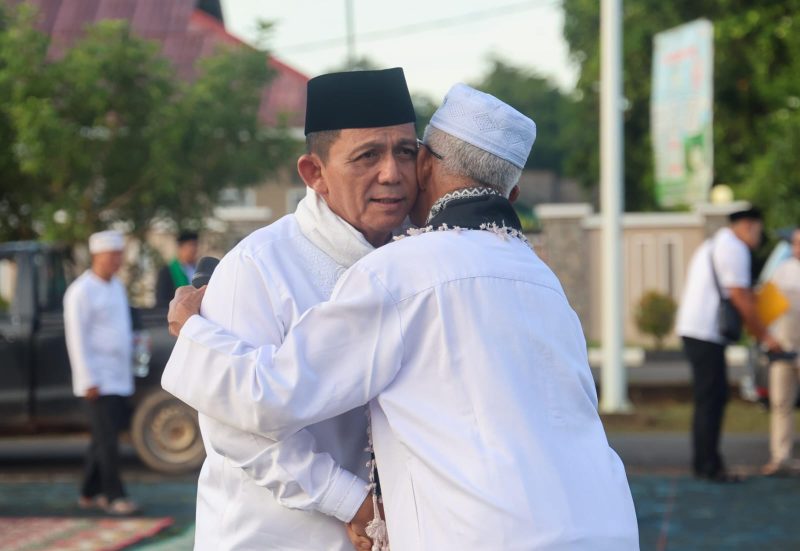 Gubernur Kepulauan Riau H. Ansar Ahmad menjadi khatib shalat Idul Fitri 1 Syawal 1445 Hijriyah/ 10 April 2024 Masehi di Pelataran Kantor Bupati Lingga di Daik, Rabu (10/4/2024). Foto: Diskominfo Kepri