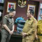 Gubernur Kepulauan Riau H. Ansar Ahmad bersilaturahmi dengan Kepala Kejaksaan Tinggi (Kajati) Kepri, Teguh Subroto di Ruang Kerja Gubernur, Gedung A Kantor Gubernur, Dompak, Selasa (16/4/2024). Foto: Diskominfo Kepri