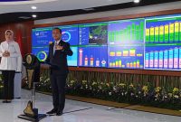 Menteri Investasi atau Kepala Badan Koordinasi Penanaman Modal (BKPM) Bahlil Lahadila dengan didampingi Staf Khusus Menteri Tina Talisa dalam acara Konfrensi Pers Realisasi Investasi Triwulan I tahun 2024/ Foto : InfoPublik Farizzy Adhy