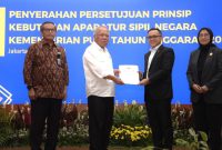 Menteri PAN RB Abdullah Azwar Anas memberikan formasi ASN kepada Menteri PUPR Basuki Hadimuljono. Foto : Biro Komunikasi Publik