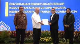 Menteri PAN RB Abdullah Azwar Anas memberikan formasi ASN kepada Menteri PUPR Basuki Hadimuljono. Foto : Biro Komunikasi Publik