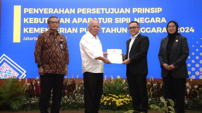 Menteri PAN RB Abdullah Azwar Anas memberikan formasi ASN kepada Menteri PUPR Basuki Hadimuljono. Foto : Biro Komunikasi Publik