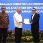 Menteri PAN RB Abdullah Azwar Anas memberikan formasi ASN kepada Menteri PUPR Basuki Hadimuljono. Foto : Biro Komunikasi Publik