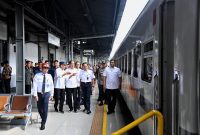 Presiden Joko Widodo ketika meninjau pelaksanaan arus mudik di Stasiun Pasar Senen, Jakarta, Senin (8/4/2024). Foto: BOMI Setpres