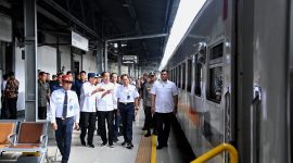 Presiden Joko Widodo ketika meninjau pelaksanaan arus mudik di Stasiun Pasar Senen, Jakarta, Senin (8/4/2024). Foto: BOMI Setpres