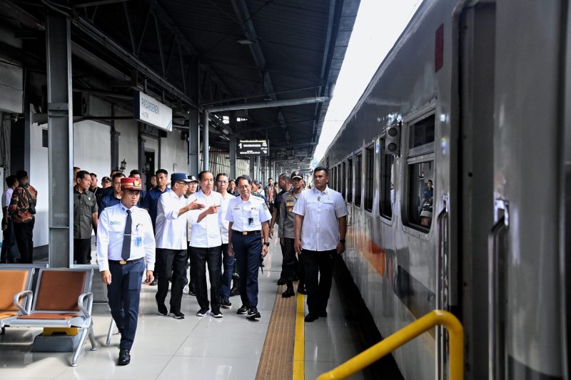 Presiden Joko Widodo ketika meninjau pelaksanaan arus mudik di Stasiun Pasar Senen, Jakarta, Senin (8/4/2024). Foto: BOMI Setpres