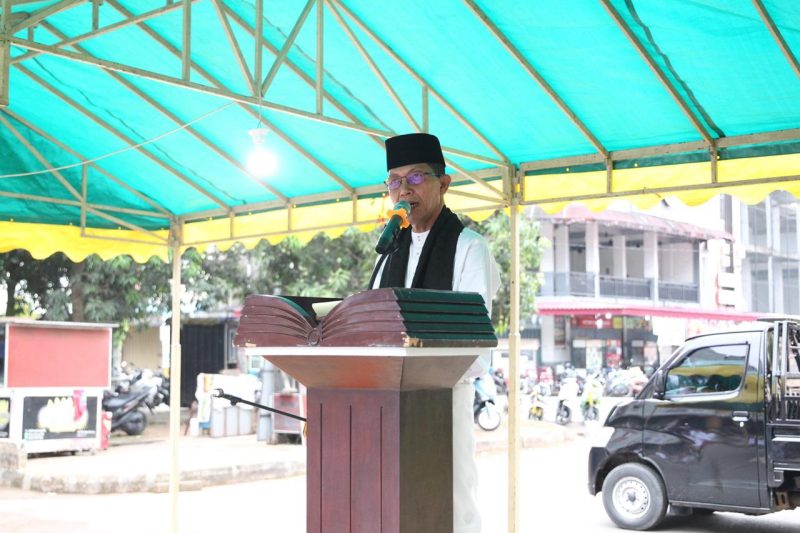 Wakil Wali Kota Batam Amsakar Achmad saat salat id di Villa Mukakuning. Foto: INIKEPRI.COM