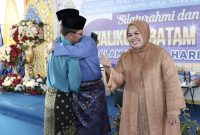 Wali Kota Batam Muhammad Rudi dan Wakil Wali Kota Batam Amsakar Achmad berpelukan di Idul Fitri 1445 H. Foto: Instagram @amsakarachmad