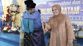 Wali Kota Batam Muhammad Rudi dan Wakil Wali Kota Batam Amsakar Achmad berpelukan di Idul Fitri 1445 H. Foto: Instagram @amsakarachmad