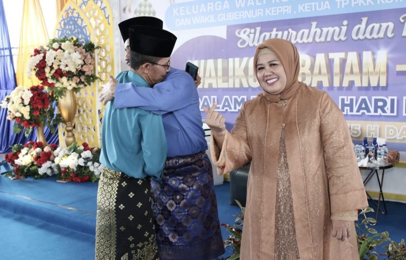 Wali Kota Batam Muhammad Rudi dan Wakil Wali Kota Batam Amsakar Achmad berpelukan di Idul Fitri 1445 H. Foto: Instagram @amsakarachmad