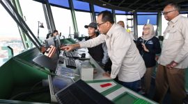 Menhub saat mengecek pergerakan penumpang dan pesawat pada masa arus balik di Bandara Soetta pada Jumat (12/4/2024). Foto: Kemenhub