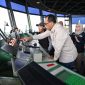 Menhub saat mengecek pergerakan penumpang dan pesawat pada masa arus balik di Bandara Soetta pada Jumat (12/4/2024). Foto: Kemenhub