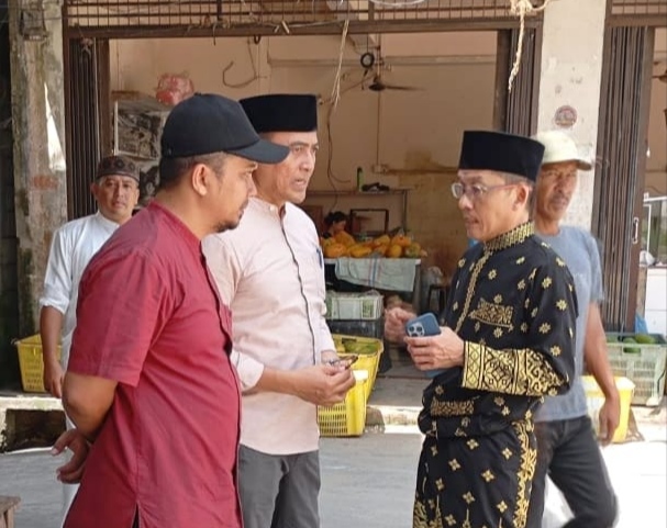 Penjabat (Pj) Walikota Tanjungpinang Hasan bersama jajaran BUMD Tanjungpinang Makmur Bersama meninjau Pasar Encik Puan Perak Jalan Lorong Gambir Kecamatan Tanjungpinang Kota, Jumat (19/4/2024). Foto: Diskominfo Tanjungpinang