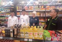 Penjabat (P.j) Wali Kota Tanjungpinang, Hasan,S.Sos, turun langsung meninjau ke toko-toko distributor beras, minyak dan sembako. Foto: Diskominfo Tanjungpinang