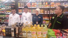 Penjabat (P.j) Wali Kota Tanjungpinang, Hasan,S.Sos, turun langsung meninjau ke toko-toko distributor beras, minyak dan sembako. Foto: Diskominfo Tanjungpinang