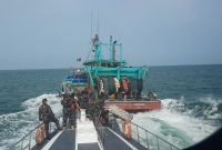 Kementerian Kelautan dan Perikanan (KKP) berhasil mengamankan satu kapal ikan asing (KIA) ilegal berbendera Malaysia, saat kedapatan melakukan aktifitas penangkapan ikan illegal di Wilayah Pengelolaan Perikanan Negara Republik Indonesia (WPPNRI) 571 Selat Malaka. Foto: KKP
