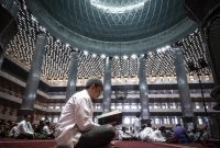Umat Islam membaca Al Quran dalam acara Indonesia Quran Hours 2024 di Masjid Istiqlal, Jakarta, Kamis (28/3/2024). Indonesia Quran Hours 2024 yang merupakan kegiatan membaca Al Quran secara bersama-sama itu mengangkat tema Indonesia Bersatu Indonesia Bangkit. ANTARA FOTO/Aprillio Akbar/aww.