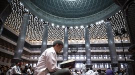 Umat Islam membaca Al Quran dalam acara Indonesia Quran Hours 2024 di Masjid Istiqlal, Jakarta, Kamis (28/3/2024). Indonesia Quran Hours 2024 yang merupakan kegiatan membaca Al Quran secara bersama-sama itu mengangkat tema Indonesia Bersatu Indonesia Bangkit. ANTARA FOTO/Aprillio Akbar/aww.