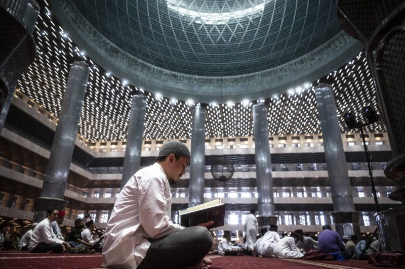 Umat Islam membaca Al Quran dalam acara Indonesia Quran Hours 2024 di Masjid Istiqlal, Jakarta, Kamis (28/3/2024). Indonesia Quran Hours 2024 yang merupakan kegiatan membaca Al Quran secara bersama-sama itu mengangkat tema Indonesia Bersatu Indonesia Bangkit. ANTARA FOTO/Aprillio Akbar/aww.