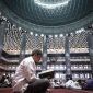 Umat Islam membaca Al Quran dalam acara Indonesia Quran Hours 2024 di Masjid Istiqlal, Jakarta, Kamis (28/3/2024). Indonesia Quran Hours 2024 yang merupakan kegiatan membaca Al Quran secara bersama-sama itu mengangkat tema Indonesia Bersatu Indonesia Bangkit. ANTARA FOTO/Aprillio Akbar/aww.