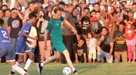 Presiden Joko Widodo (kanan) berusaha melewati hadangan pemain SSB Gorontalo United di Lapangan Kompi Bantuan, Kota Gorontalo, Gorontalo, Minggu (21/4/2024). Presiden Jokowi didampingi sejumlah menteri bermain sepak bola bersama tim SSB Gorontalo United di sela-sela rangkaian kunjungan kerja selama dua hari di Gorontalo. Foto: ANTARA FOTO/Adiwinata Solihin/Spt.