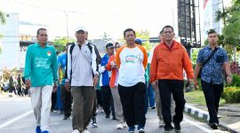 Gubernur Kepulauan Riau H. Ansar Ahmad yang merupakan alumnus SMAN 2 Tanjungpinang angkatan 1985 melepas sekaligus mengikuti kegiatan jalan santai Ikatan Alumni SMAN 2 (Ilunisda) Tanjungpinang yang berlangsung di Lapangan Pamedan A. Yani, Tanjungpinang, Sabtu (13/4/2024). Foto: Diskominfo Kepri