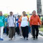 Gubernur Kepulauan Riau H. Ansar Ahmad yang merupakan alumnus SMAN 2 Tanjungpinang angkatan 1985 melepas sekaligus mengikuti kegiatan jalan santai Ikatan Alumni SMAN 2 (Ilunisda) Tanjungpinang yang berlangsung di Lapangan Pamedan A. Yani, Tanjungpinang, Sabtu (13/4/2024). Foto: Diskominfo Kepri
