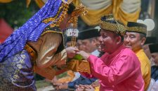 Gemerlapnya Pulau Penyengat di malam hari semakin meriah dengan digelarnya Festival Indera Sakti (FIS) yang dibuka langsung oleh Gubernur Kepulauan Riau H. Ansar Ahmad di halaman Balai Adat Pulau Penyengat, Kamis (25/4/2024). Foto: Diskominfo Kepri