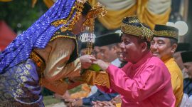 Gemerlapnya Pulau Penyengat di malam hari semakin meriah dengan digelarnya Festival Indera Sakti (FIS) yang dibuka langsung oleh Gubernur Kepulauan Riau H. Ansar Ahmad di halaman Balai Adat Pulau Penyengat, Kamis (25/4/2024). Foto: Diskominfo Kepri