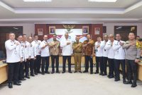 Sekretaris Daerah Provinsi Kepri Adi Prihantara menerima secara langsung Tim Praktik Kerja Dalam Negeri (PKDN) Peserta Didik Sespimti Polri Dikreg ke-33 T.A. 2024 bertempat di Ruang Rapat Utama Lantai IV Kantor Gubernur Kepri, Dompak, Tanjungpinang, Selasa (23/4/2024). Foto: Diskominfo Kepri