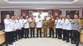 Sekretaris Daerah Provinsi Kepri Adi Prihantara menerima secara langsung Tim Praktik Kerja Dalam Negeri (PKDN) Peserta Didik Sespimti Polri Dikreg ke-33 T.A. 2024 bertempat di Ruang Rapat Utama Lantai IV Kantor Gubernur Kepri, Dompak, Tanjungpinang, Selasa (23/4/2024). Foto: Diskominfo Kepri