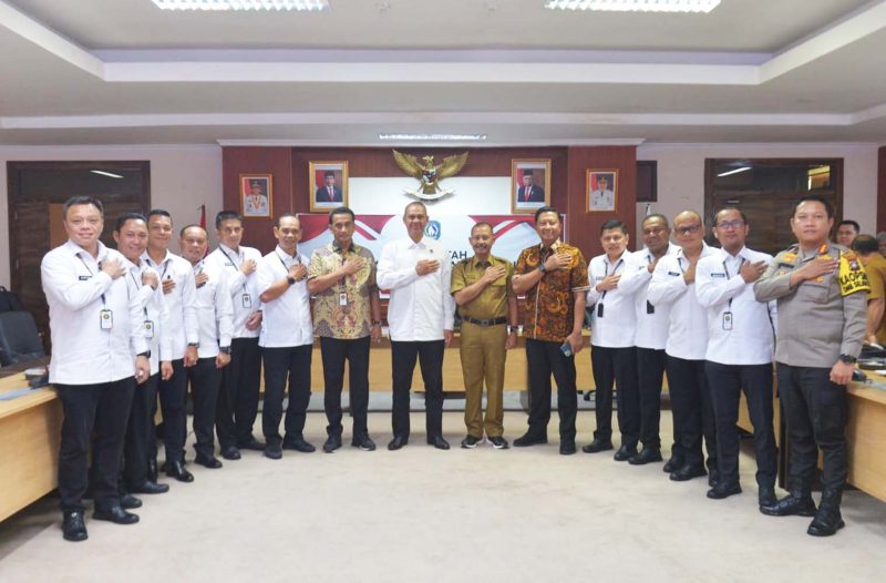 Sekretaris Daerah Provinsi Kepri Adi Prihantara menerima secara langsung Tim Praktik Kerja Dalam Negeri (PKDN) Peserta Didik Sespimti Polri Dikreg ke-33 T.A. 2024 bertempat di Ruang Rapat Utama Lantai IV Kantor Gubernur Kepri, Dompak, Tanjungpinang, Selasa (23/4/2024). Foto: Diskominfo Kepri