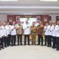 Sekretaris Daerah Provinsi Kepri Adi Prihantara menerima secara langsung Tim Praktik Kerja Dalam Negeri (PKDN) Peserta Didik Sespimti Polri Dikreg ke-33 T.A. 2024 bertempat di Ruang Rapat Utama Lantai IV Kantor Gubernur Kepri, Dompak, Tanjungpinang, Selasa (23/4/2024). Foto: Diskominfo Kepri