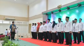 Gubernur Kepulauan Riau, H. Ansar Ahmad, melantik Petugas Penyelenggara Ibadah Haji (PPIH) Embarkasi Batam untuk musim haji 1445 H/2024. Acara pelantikan berlangsung di Aula Pusat Informasi Haji (PIH) Kota Batam, Kamis (25/4). Foto: Diskominfo Kepri