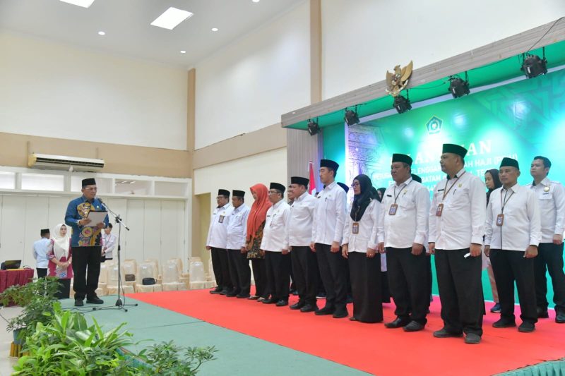 Gubernur Kepulauan Riau, H. Ansar Ahmad, melantik Petugas Penyelenggara Ibadah Haji (PPIH) Embarkasi Batam untuk musim haji 1445 H/2024. Acara pelantikan berlangsung di Aula Pusat Informasi Haji (PIH) Kota Batam, Kamis (25/4). Foto: Diskominfo Kepri