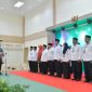 Gubernur Kepulauan Riau, H. Ansar Ahmad, melantik Petugas Penyelenggara Ibadah Haji (PPIH) Embarkasi Batam untuk musim haji 1445 H/2024. Acara pelantikan berlangsung di Aula Pusat Informasi Haji (PIH) Kota Batam, Kamis (25/4). Foto: Diskominfo Kepri