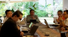 Menteri Koordinator Bidang Perekonomian Airlangga Hartarto menyelenggarakan rapat terbatas dengan seluruh unsur Kedeputian pada Kementerian Koordinator Bidang Perekonomian dengan sejumlah Duta Besar pada Senin (15/4/2024). Foto: Humas Ekon