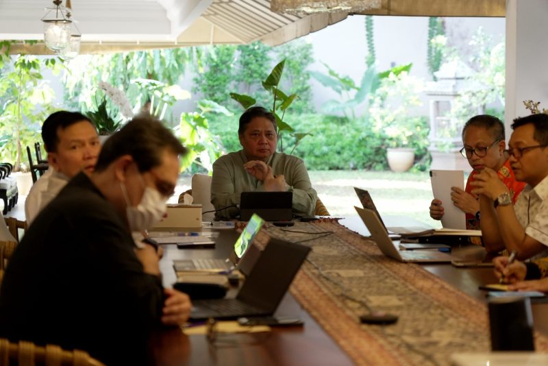 Menteri Koordinator Bidang Perekonomian Airlangga Hartarto menyelenggarakan rapat terbatas dengan seluruh unsur Kedeputian pada Kementerian Koordinator Bidang Perekonomian dengan sejumlah Duta Besar pada Senin (15/4/2024). Foto: Humas Ekon