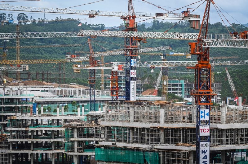 Suasana pembangunan di Kawasan Inti Pusat Pemerintahan (KIPP) Ibu Kota Nusantara (IKN), Kabupaten Penajam Paser Utara, Kalimantan Timur, Senin (12/2/2024). Otorita Ibu Kota Nusantara (OIKN) melaporkan realisasi investasi untuk pembangunan Kota Nusantara sejak 2023 sampai 29 Januari 2024 telah mencapai Rp47,5 triliun. ANTARA FOTO/ Rivan Awal Lingga/rwa.