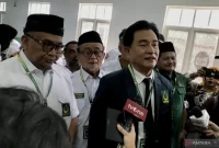 Ketua Umum DPP Partai Bulan Bintang (PBB) Prof. Yusril Ihza Mahendra (tiga kiri) didampingi Sekretaris Jenderal DPP Partai Bulan Bintang Afriansyah Noor (kiri) jumpa pers pada sela-sela acara Musyawarah Dewan Partai (MDP) Partai Bulan Bintang di Kantor DPP PBB di Jakarta, Sabtu (18/5/2024). Foto: ANTARA/Genta Tenri Mawangi.