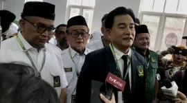 Ketua Umum DPP Partai Bulan Bintang (PBB) Prof. Yusril Ihza Mahendra (tiga kiri) didampingi Sekretaris Jenderal DPP Partai Bulan Bintang Afriansyah Noor (kiri) jumpa pers pada sela-sela acara Musyawarah Dewan Partai (MDP) Partai Bulan Bintang di Kantor DPP PBB di Jakarta, Sabtu (18/5/2024). Foto: ANTARA/Genta Tenri Mawangi.