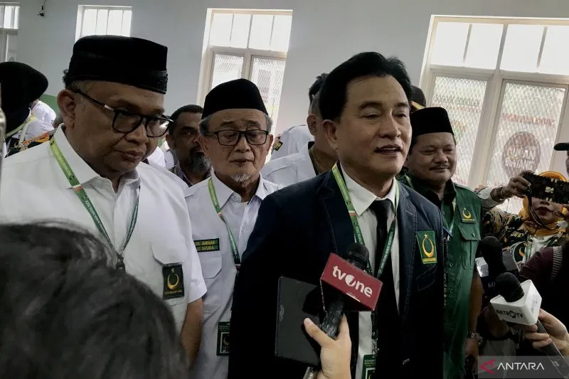 Ketua Umum DPP Partai Bulan Bintang (PBB) Prof. Yusril Ihza Mahendra (tiga kiri) didampingi Sekretaris Jenderal DPP Partai Bulan Bintang Afriansyah Noor (kiri) jumpa pers pada sela-sela acara Musyawarah Dewan Partai (MDP) Partai Bulan Bintang di Kantor DPP PBB di Jakarta, Sabtu (18/5/2024). Foto: ANTARA/Genta Tenri Mawangi.