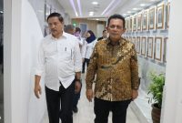 Gubernur Ansar beraudiensi dengan Dirjen Perhubungan Darat (Hubdar) Kementerian Perhubungan, Hendro Sugiatno, di ruang rapat Ditjen Perhubungan Darat, Gedung Karsa, Kompleks Kementerian Perhubungan, Jakarta, Senin (13/5/2024). Foto: Diskominfo Kepri