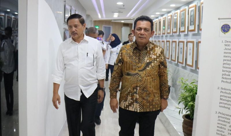 Gubernur Ansar beraudiensi dengan Dirjen Perhubungan Darat (Hubdar) Kementerian Perhubungan, Hendro Sugiatno, di ruang rapat Ditjen Perhubungan Darat, Gedung Karsa, Kompleks Kementerian Perhubungan, Jakarta, Senin (13/5/2024). Foto: Diskominfo Kepri
