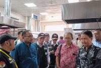 Tim Pemantau Itjen Kemenag bersama Menteri Agama memantau persiapan operasional haji. Foto Istimewa/Humas Kemenag