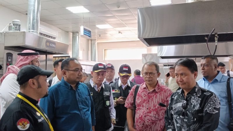 Tim Pemantau Itjen Kemenag bersama Menteri Agama memantau persiapan operasional haji. Foto Istimewa/Humas Kemenag