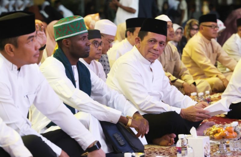 Pemerintah Provinsi Kepulauan Riau menggelar Haflah Al-Qur'an dengan menghadirkan Qori Internasional, Syekh Eidi Shaban dari Tanzania, di Gedung Daerah Tanjungpinang pada Selasa (21/5/2024). Foto: Istimewa