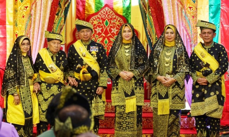Panglima TNI Jenderal TNI Agus Subiyanto resmi menyandang gelar adat Dato' Seri Satria Bijaya Negara dari Lembaga Adat Melayu (LAM) Kepulauan Riau. Foto: Diskominfo Kepri